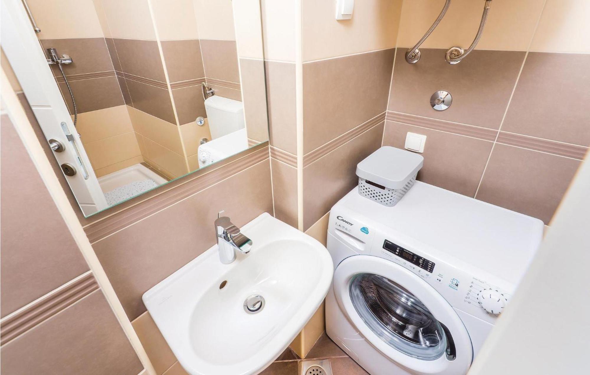 1 Bedroom Gorgeous Apartment In 奥帕提亚 外观 照片